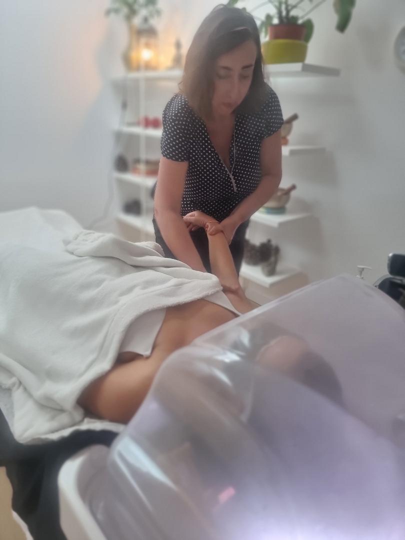 Massage des bras et des mains pendant une séance de Head Spa