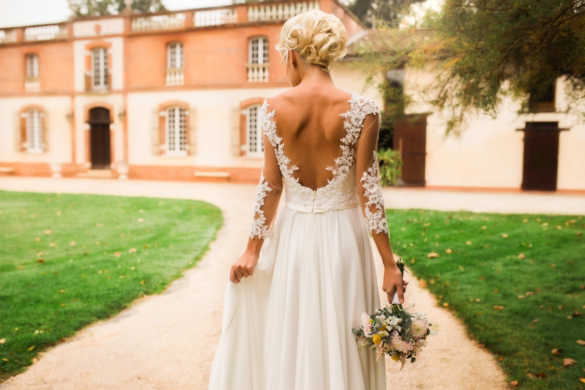 Mariée robe dentelle dos nu